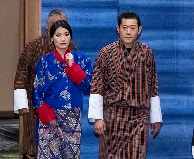 国家国王一家5口幸福美满王后美如冰山雪莲龙8国际电子游戏娱乐平台不丹：亚洲最穷的(图3)